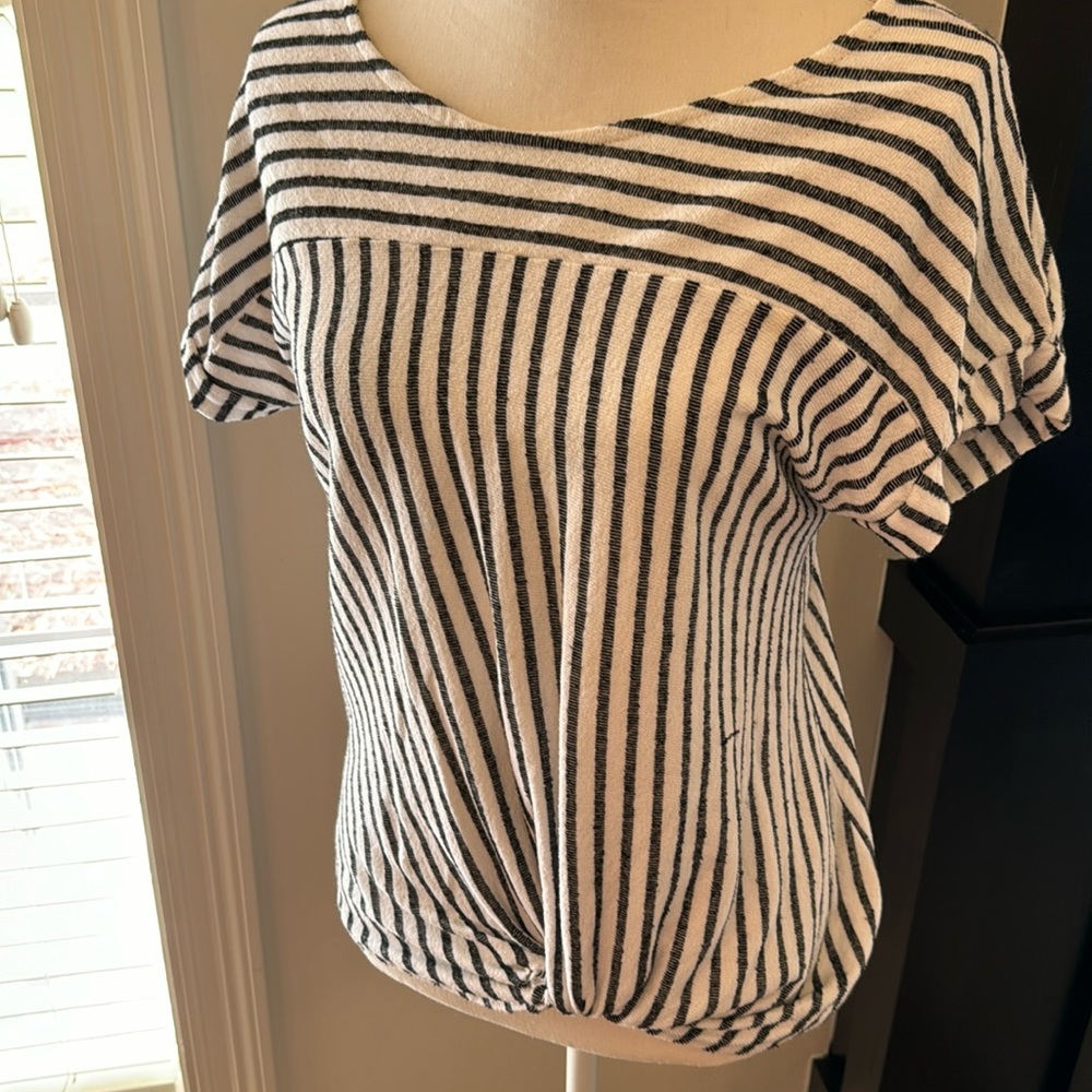 Unwritten small top with black stripes